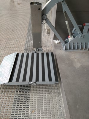 Imagen de plataforma salva escaleras monobrazo